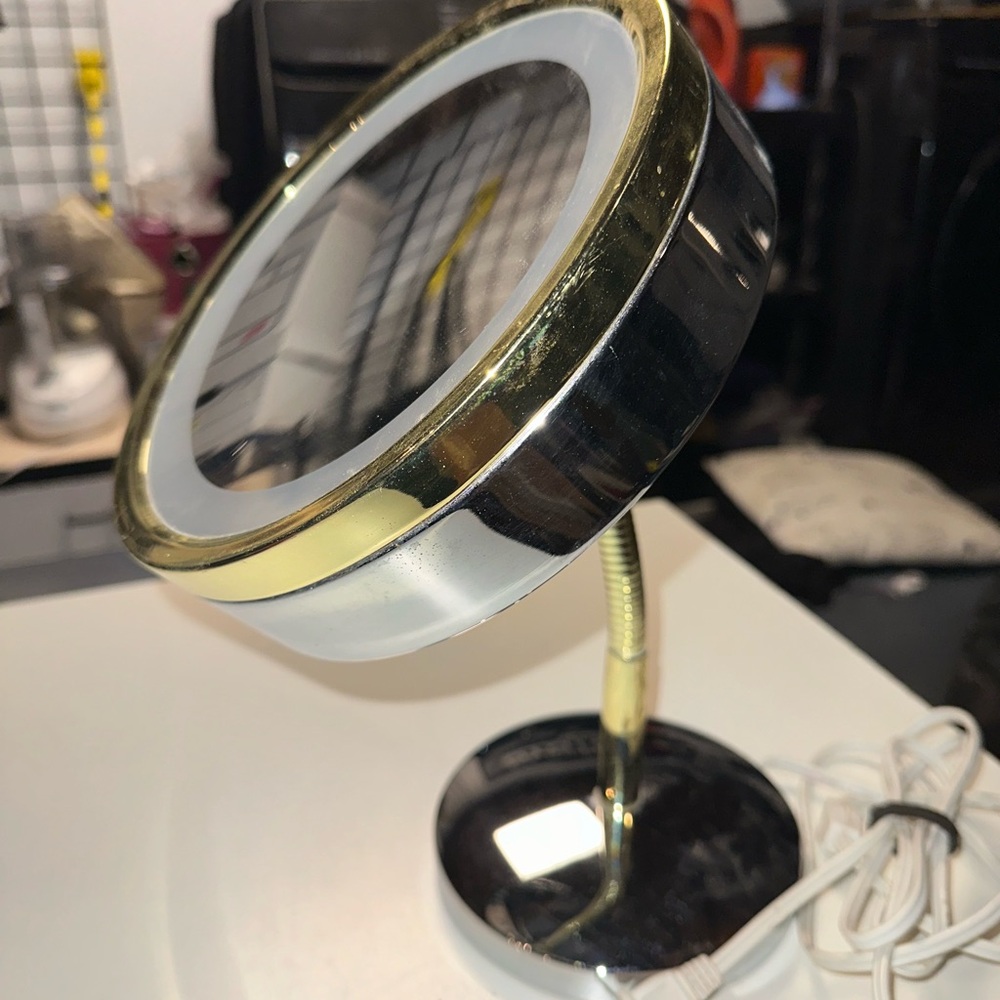 Magnifying Make-up Mirror Polished Chrome Plug in Light Up Like New Gold